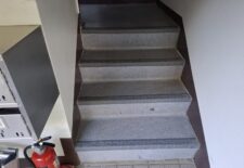 松戸市　Ｒマンション階段長尺塩ビシート貼替工事