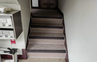 松戸市　Ｒマンション階段長尺塩ビシート貼替工事
