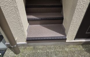 松戸市　〇〇コーポ階段床長尺シート貼り工事