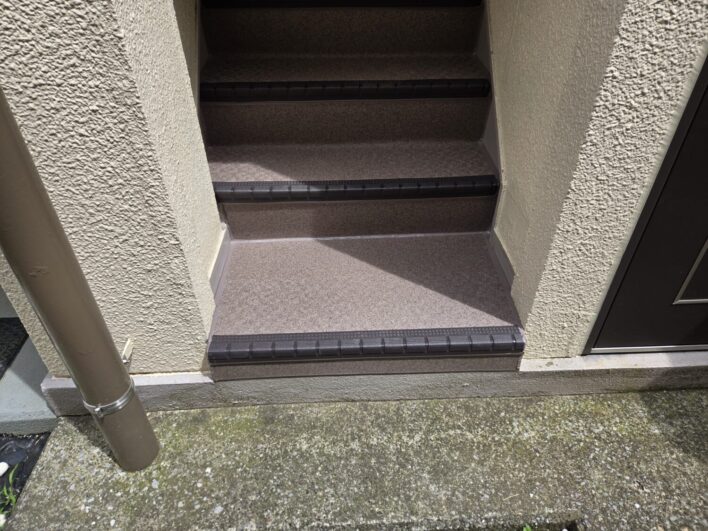 松戸市　〇〇コーポ階段床長尺シート貼り工事